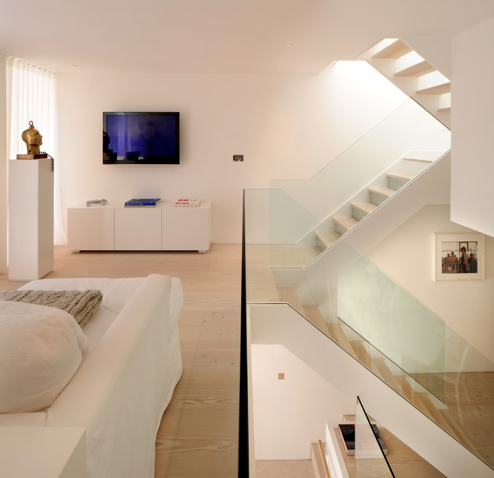 Bild på en mellanstor minimalistisk u-trappa i trä, med sättsteg i glas