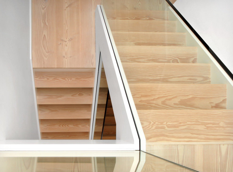 Inspiration för mellanstora minimalistiska u-trappor i trä, med sättsteg i trä