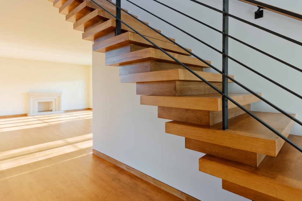 Modelo de escalera recta clásica renovada de tamaño medio con escalones de madera y contrahuellas de madera