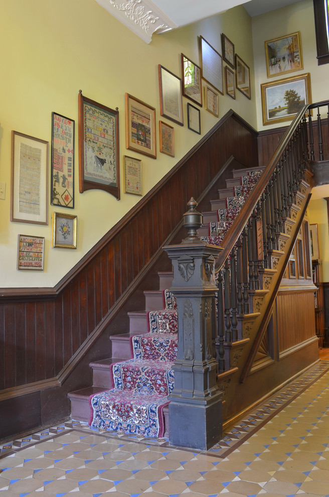 ダラスにあるヴィクトリアン調のおしゃれな階段 (木の蹴込み板) の写真