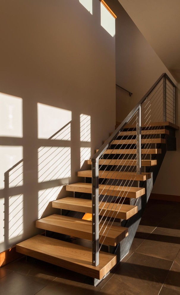 Mittelgroße Moderne Holztreppe in L-Form mit offenen Setzstufen und Drahtgeländer in Sonstige