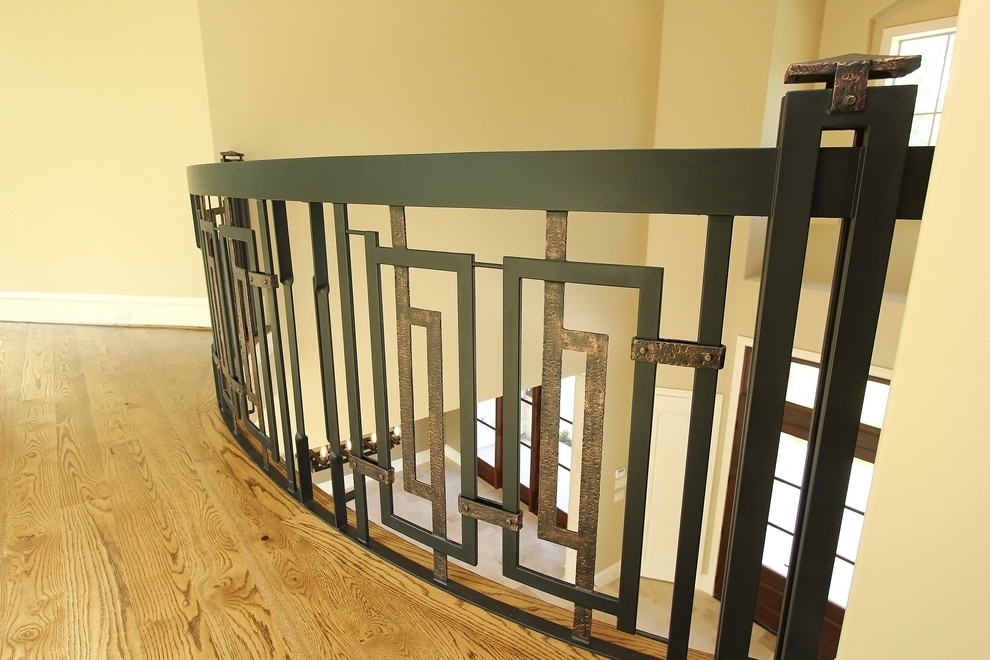 Exemple d'un très grand escalier courbe chic avec des marches en bois et des contremarches carrelées.