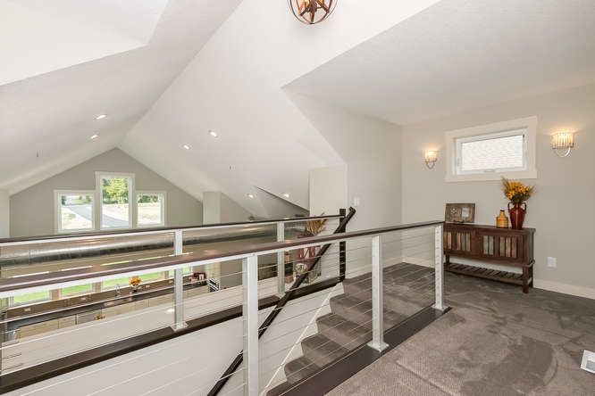 Свежая идея для дизайна: прямая лестница среднего размера в стиле лофт с ступенями с ковровым покрытием и ковровыми подступенками - отличное фото интерьера