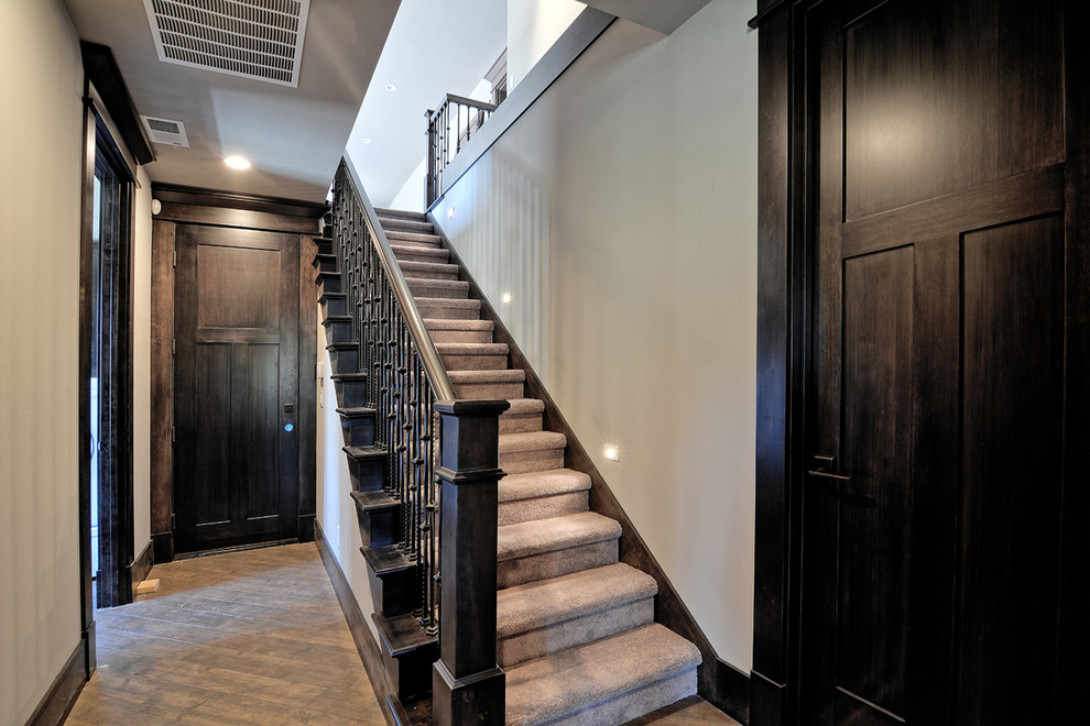 Imagen de escalera recta de estilo americano de tamaño medio con escalones enmoquetados, contrahuellas enmoquetadas y barandilla de metal