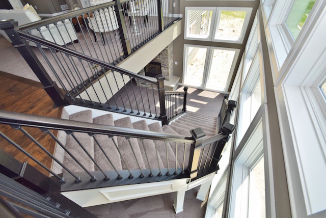 Idée de décoration pour un escalier courbe avec des marches en moquette et des contremarches en moquette.