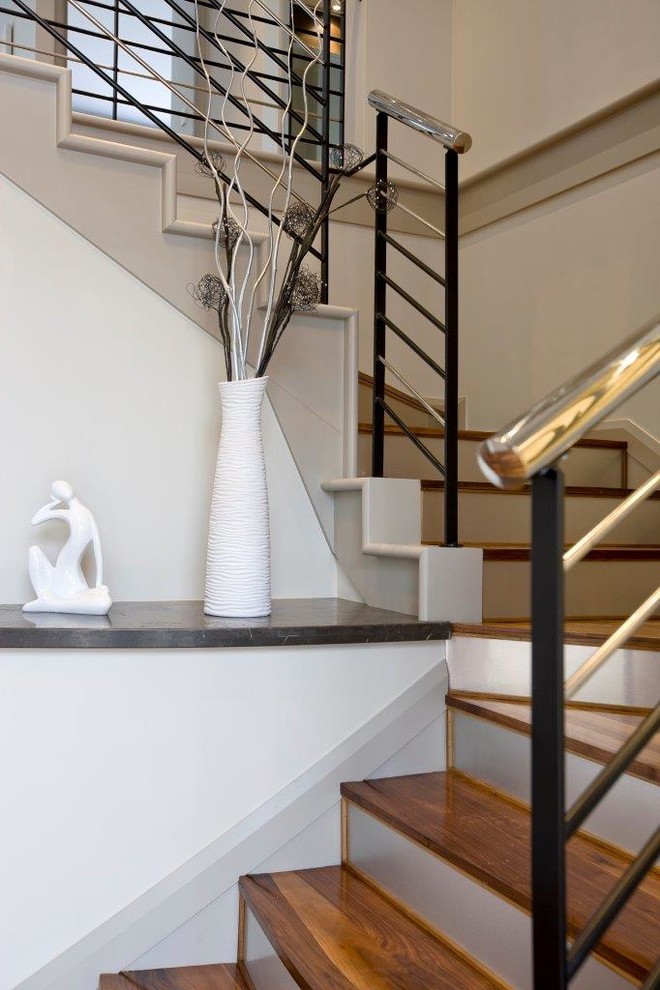 Mittelgroße Moderne Treppe in L-Form mit gefliesten Treppenstufen, gefliesten Setzstufen, Stahlgeländer und vertäfelten Wänden in Perth