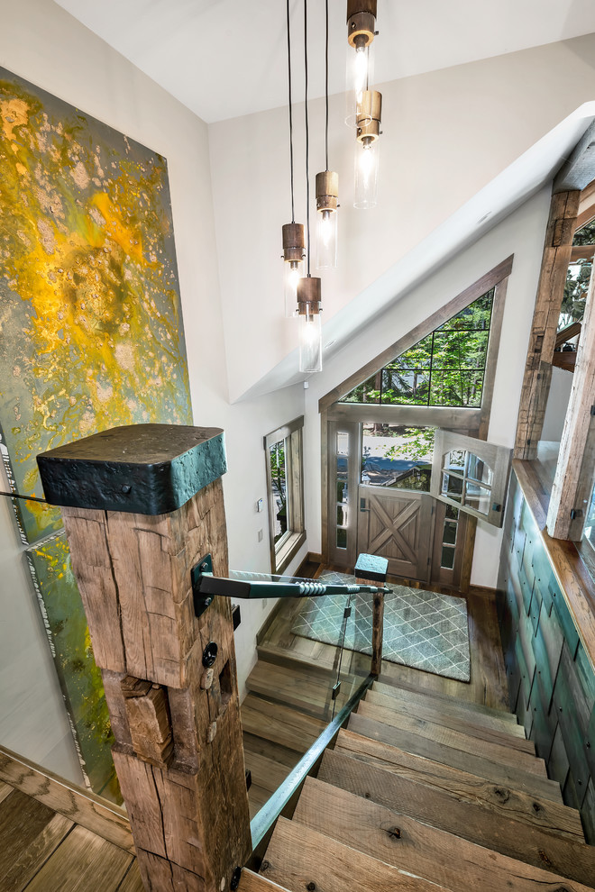 Inspiration för mellanstora rustika raka trappor i trä, med räcke i glas