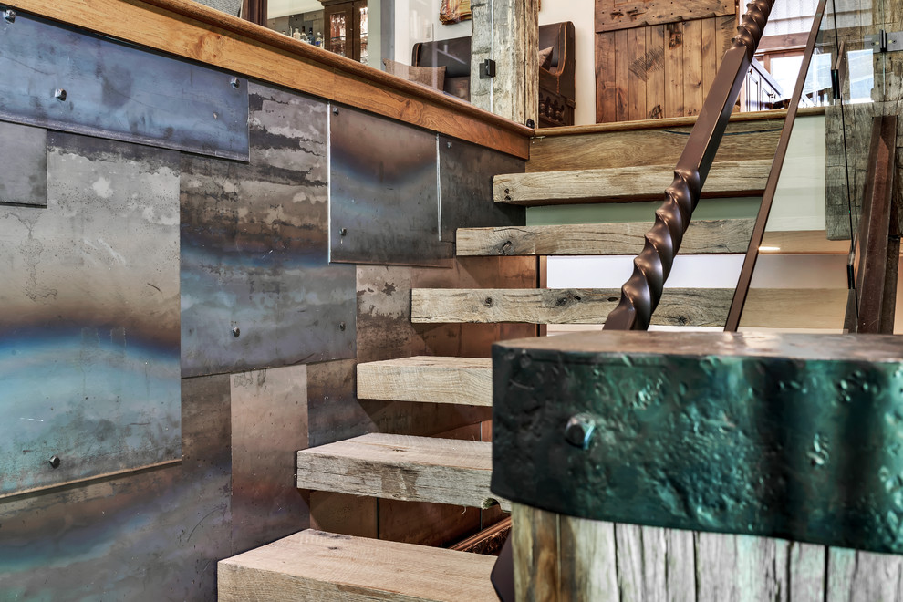 Ejemplo de escalera recta rústica pequeña sin contrahuella con escalones de madera y barandilla de metal