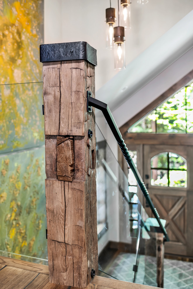 На фото: прямая лестница среднего размера в стиле рустика с деревянными ступенями и стеклянными перилами