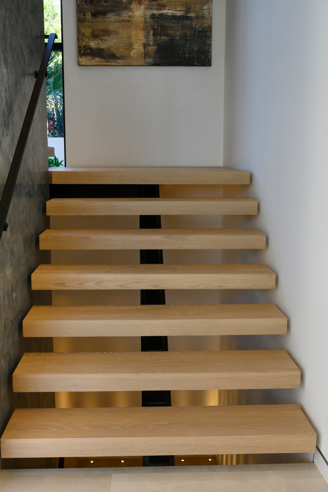 Пример оригинального дизайна: прямая деревянная лестница среднего размера в стиле модернизм с деревянными ступенями и металлическими перилами