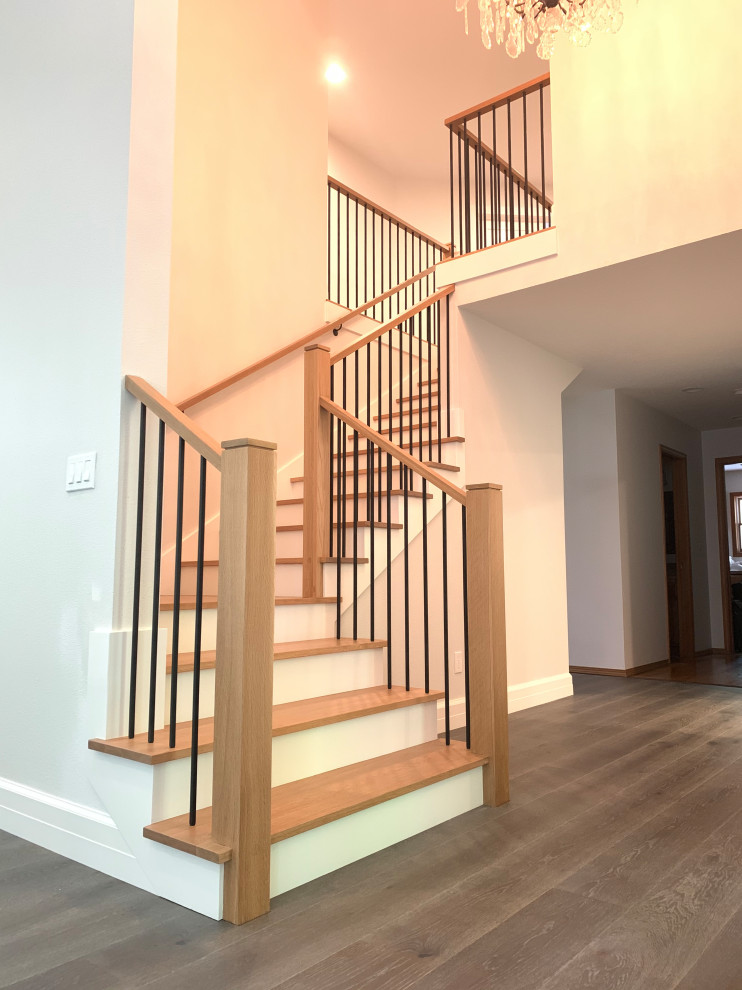 Свежая идея для дизайна: большая угловая лестница в стиле ретро с деревянными ступенями, крашенными деревянными подступенками и деревянными перилами - отличное фото интерьера