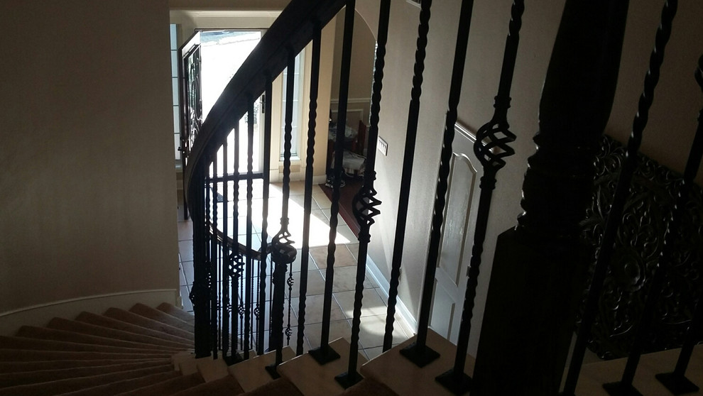 На фото: лестница в средиземноморском стиле
