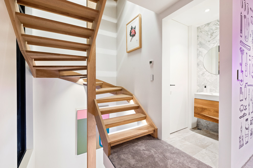 Cette image montre un escalier sans contremarche design avec des marches en bois.