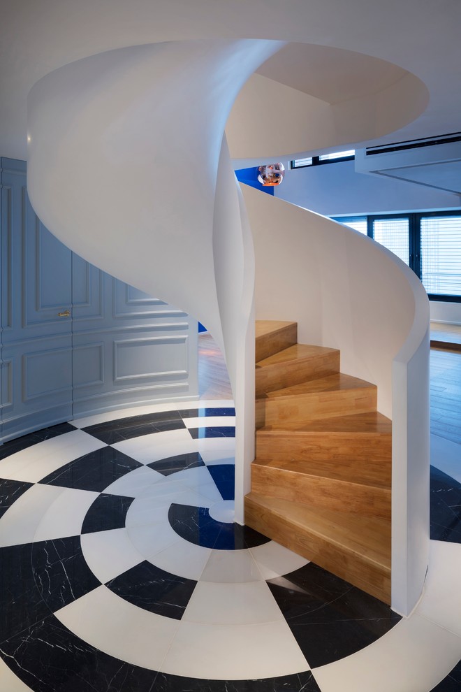 Свежая идея для дизайна: винтовая лестница в современном стиле - отличное фото интерьера