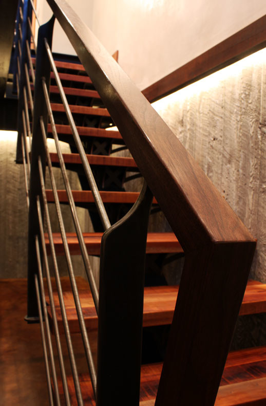 Idéer för en modern rak trappa i trä, med sättsteg i metall