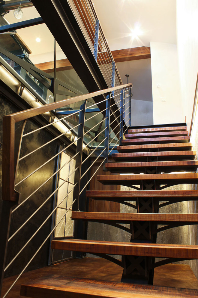 他の地域にあるコンテンポラリースタイルのおしゃれな直階段 (金属の蹴込み板) の写真