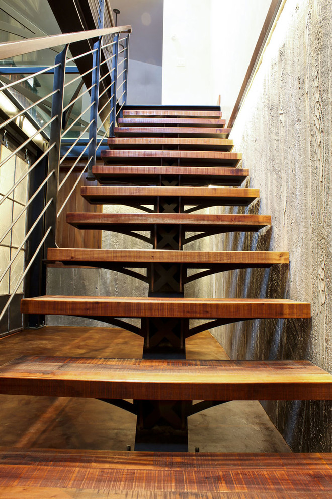 Aménagement d'un escalier droit contemporain avec des marches en bois et des contremarches en métal.