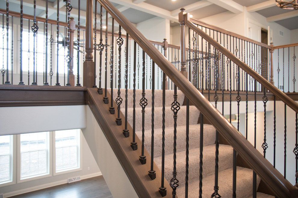 Cette photo montre un grand escalier chic en U avec des marches en moquette et des contremarches en moquette.