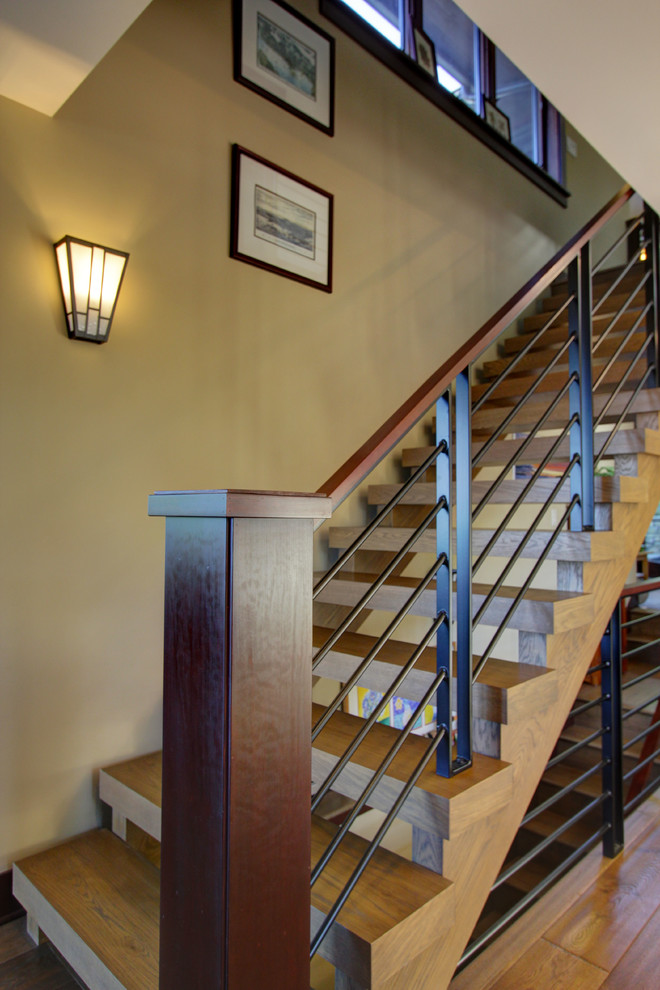 Пример оригинального дизайна: лестница на больцах, среднего размера в стиле неоклассика (современная классика) с деревянными ступенями и металлическими перилами без подступенок