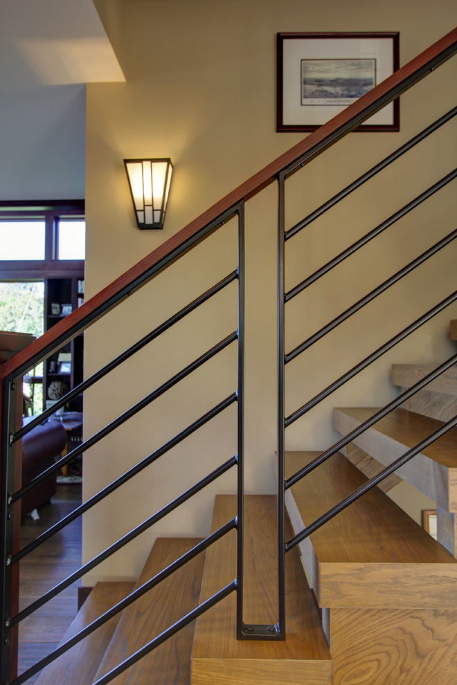 Idées déco pour un escalier sans contremarche flottant classique de taille moyenne avec des marches en bois et un garde-corps en métal.