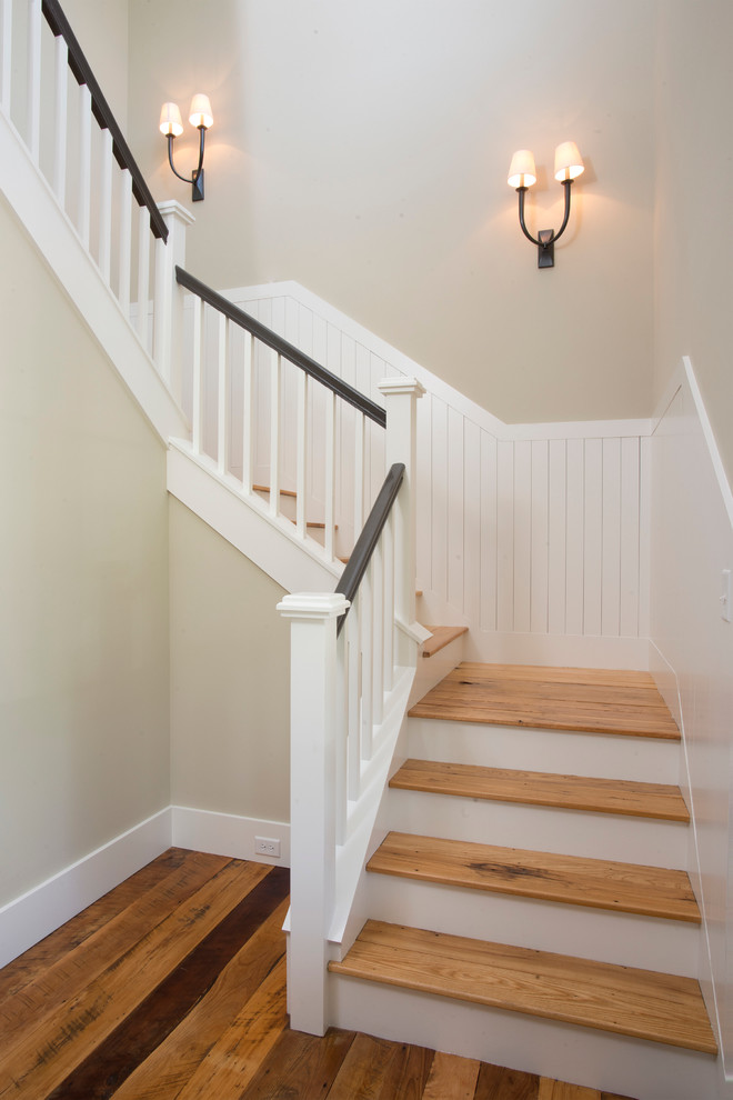 Идея дизайна: п-образная деревянная лестница среднего размера в классическом стиле с деревянными ступенями и деревянными перилами