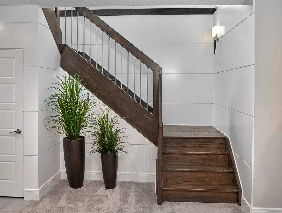 Aménagement d'un grand escalier classique en U avec des marches en bois et des contremarches en bois.