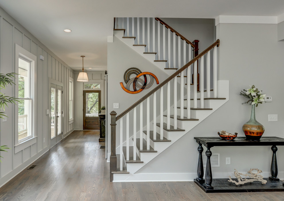 Стильный дизайн: п-образная лестница в стиле кантри с деревянными ступенями и крашенными деревянными подступенками - последний тренд