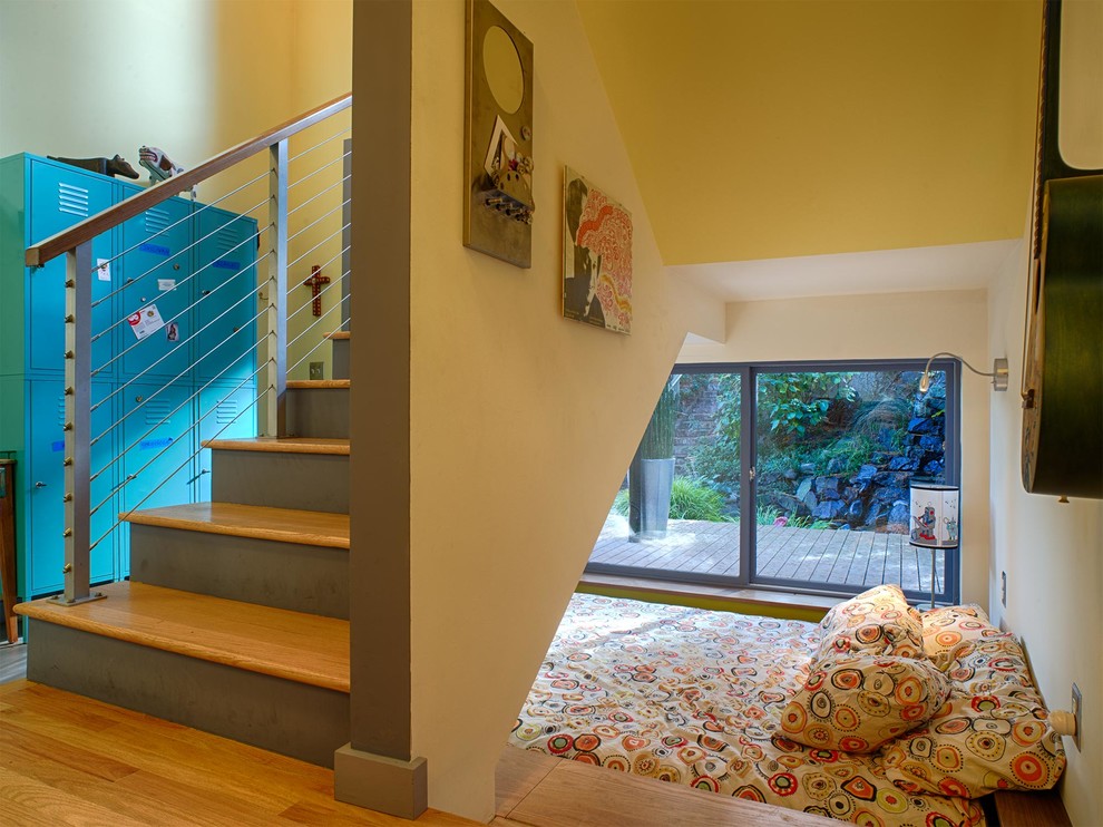 Cette photo montre un petit escalier peint tendance en U avec des marches en bois.