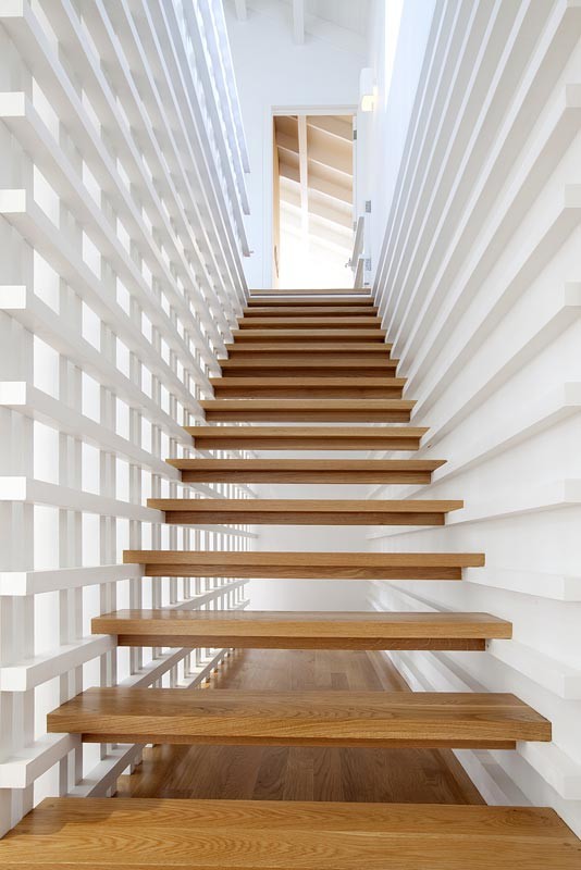 Inspiration för moderna flytande trappor i trä, med öppna sättsteg
