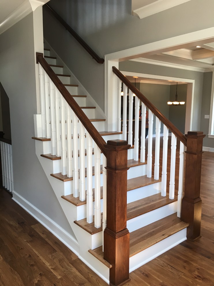 Свежая идея для дизайна: прямая лестница среднего размера в стиле кантри с деревянными ступенями и крашенными деревянными подступенками - отличное фото интерьера