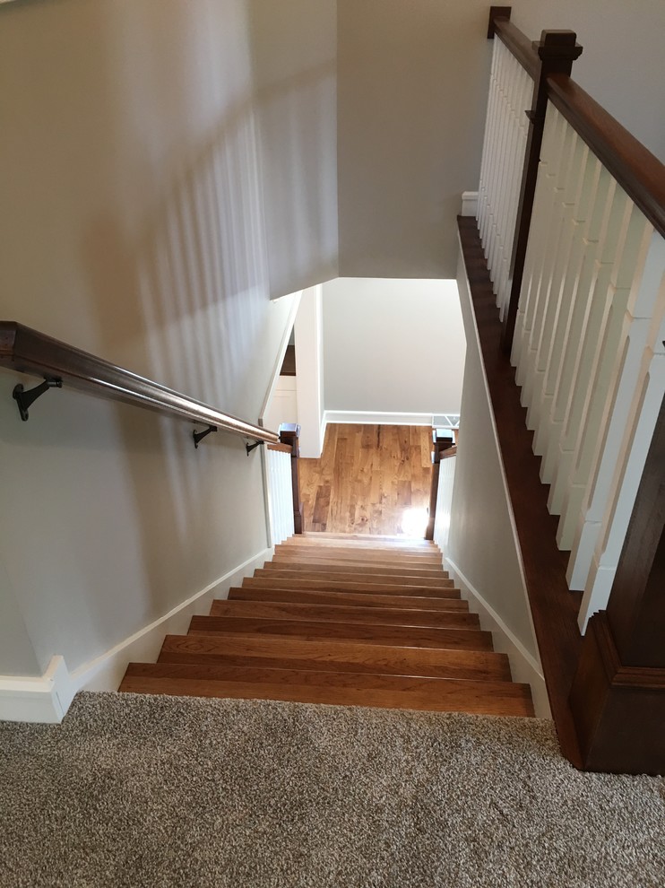 Cette image montre un escalier peint droit craftsman de taille moyenne avec des marches en bois.