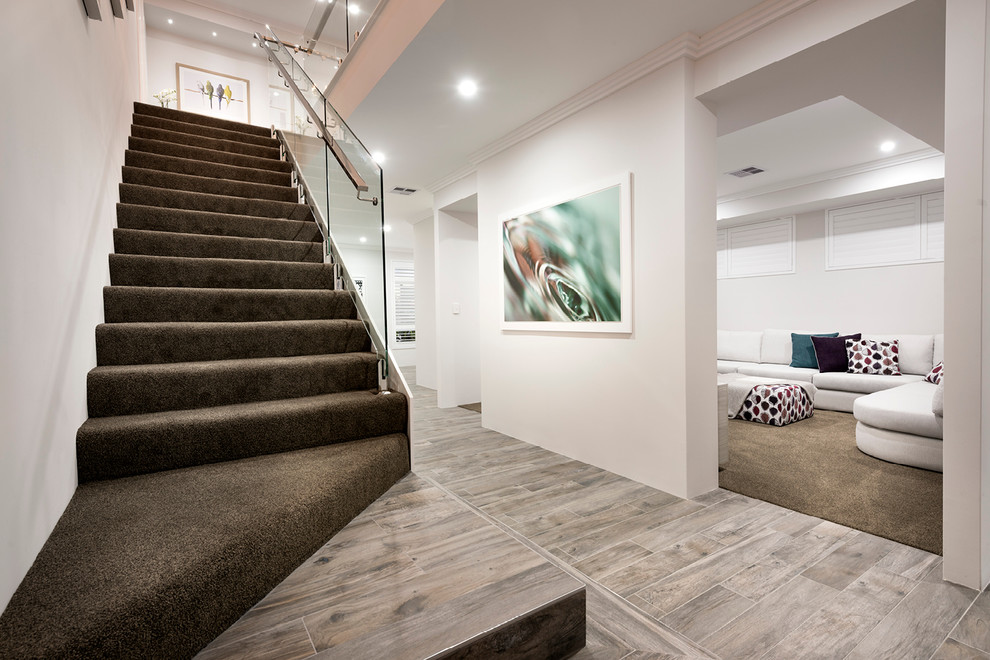 Gerade, Große Moderne Treppe mit Teppich-Treppenstufen und Teppich-Setzstufen in Perth