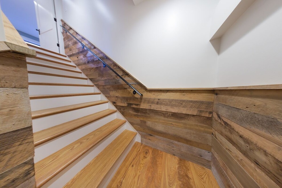 Réalisation d'un escalier chalet en L avec des marches en bois, des contremarches en bois et un garde-corps en bois.