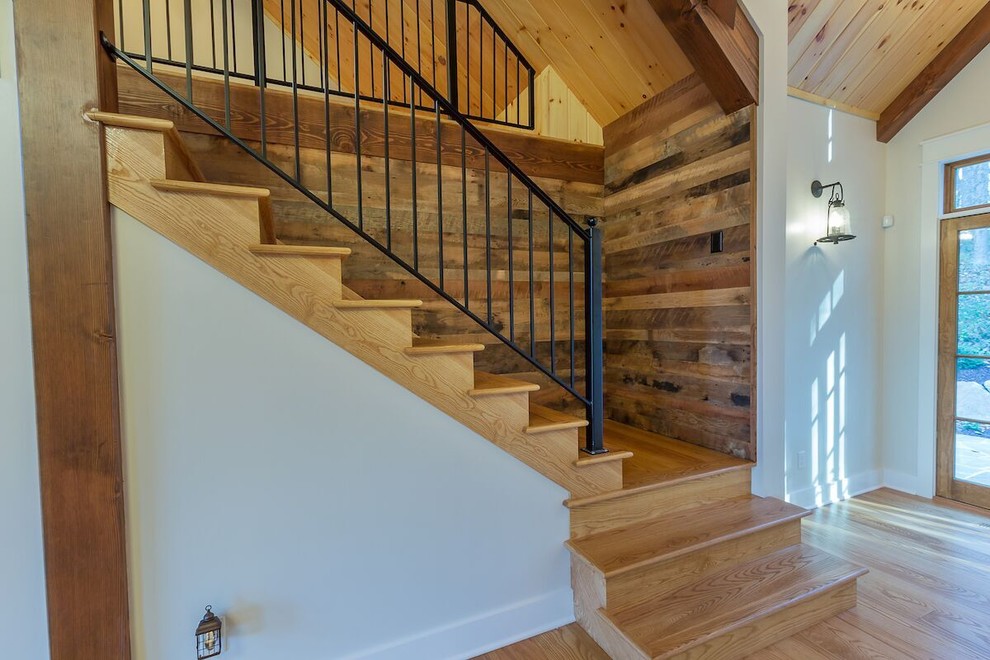 Идея дизайна: угловая деревянная лестница среднего размера в стиле рустика с деревянными ступенями и металлическими перилами