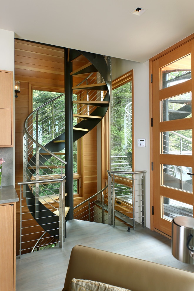 Idée de décoration pour un petit escalier hélicoïdal design avec des marches en bois.