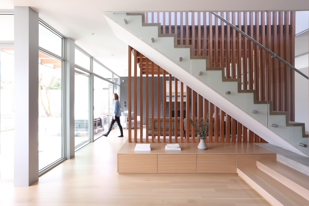 Стильный дизайн: прямая лестница в современном стиле с стеклянными перилами - последний тренд