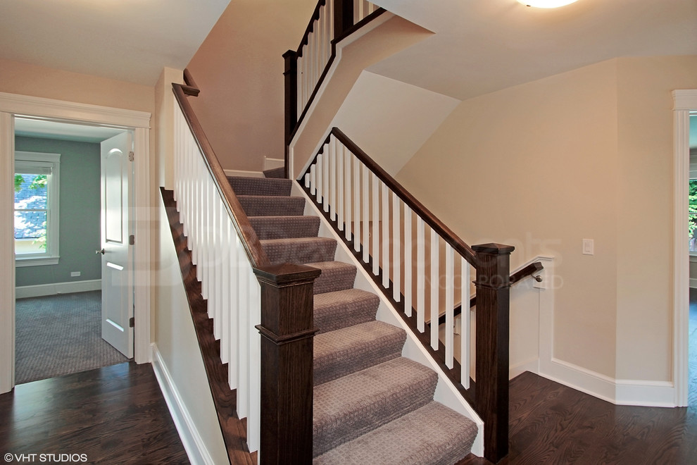 Стильный дизайн: большая угловая лестница в классическом стиле с ступенями с ковровым покрытием и ковровыми подступенками - последний тренд