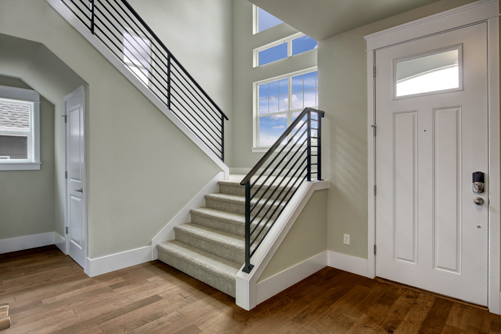 Пример оригинального дизайна: п-образная лестница в стиле неоклассика (современная классика) с ступенями с ковровым покрытием и ковровыми подступенками