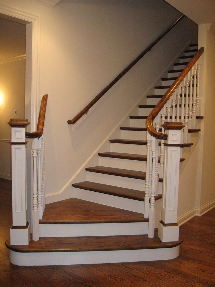 На фото: прямая деревянная лестница среднего размера в стиле неоклассика (современная классика) с деревянными ступенями и деревянными перилами