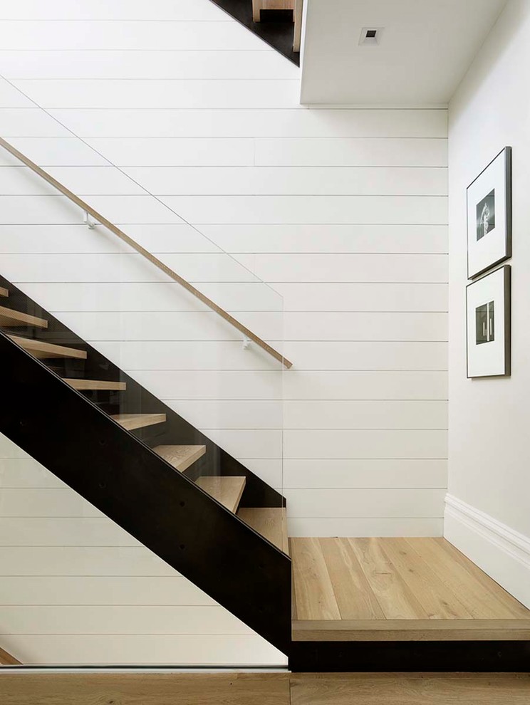 Источник вдохновения для домашнего уюта: прямая лестница в скандинавском стиле с деревянными ступенями и стеклянными перилами без подступенок
