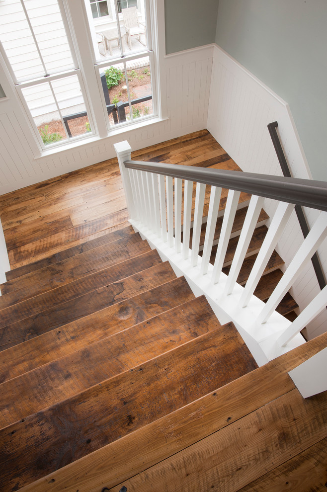 Diseño de escalera en U tradicional de tamaño medio con escalones de madera, contrahuellas de madera y barandilla de madera