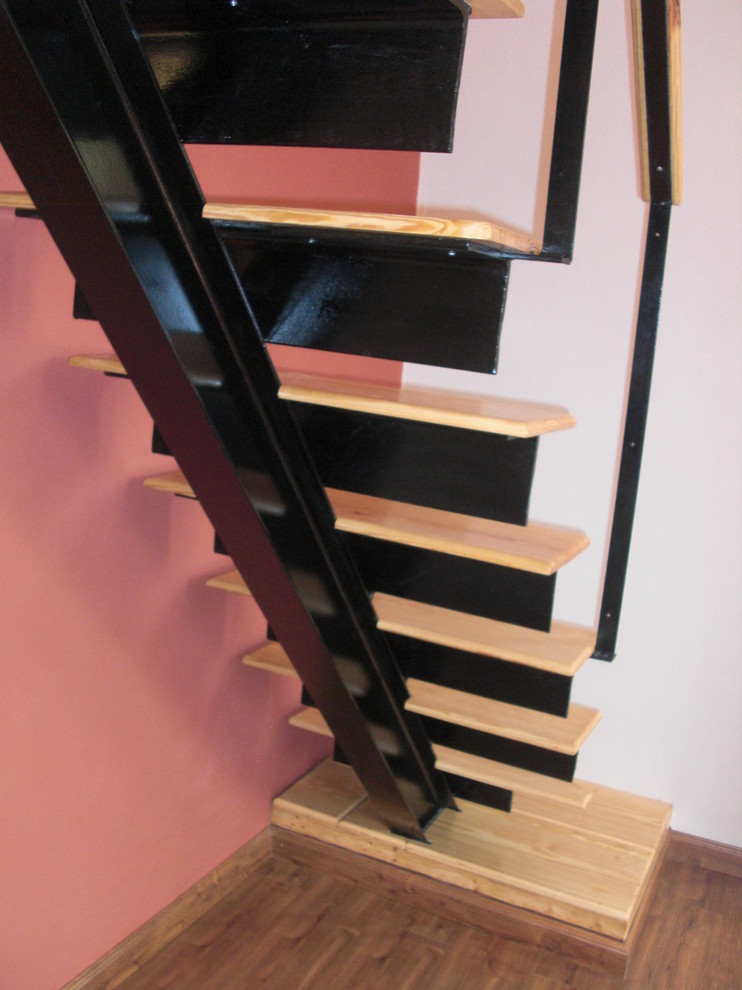 На фото: угловая металлическая лестница в средиземноморском стиле с деревянными ступенями