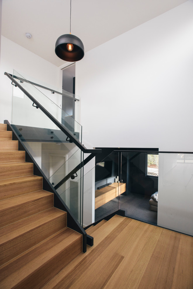 Mittelgroße Moderne Holztreppe in U-Form mit Holz-Setzstufen in Canberra - Queanbeyan