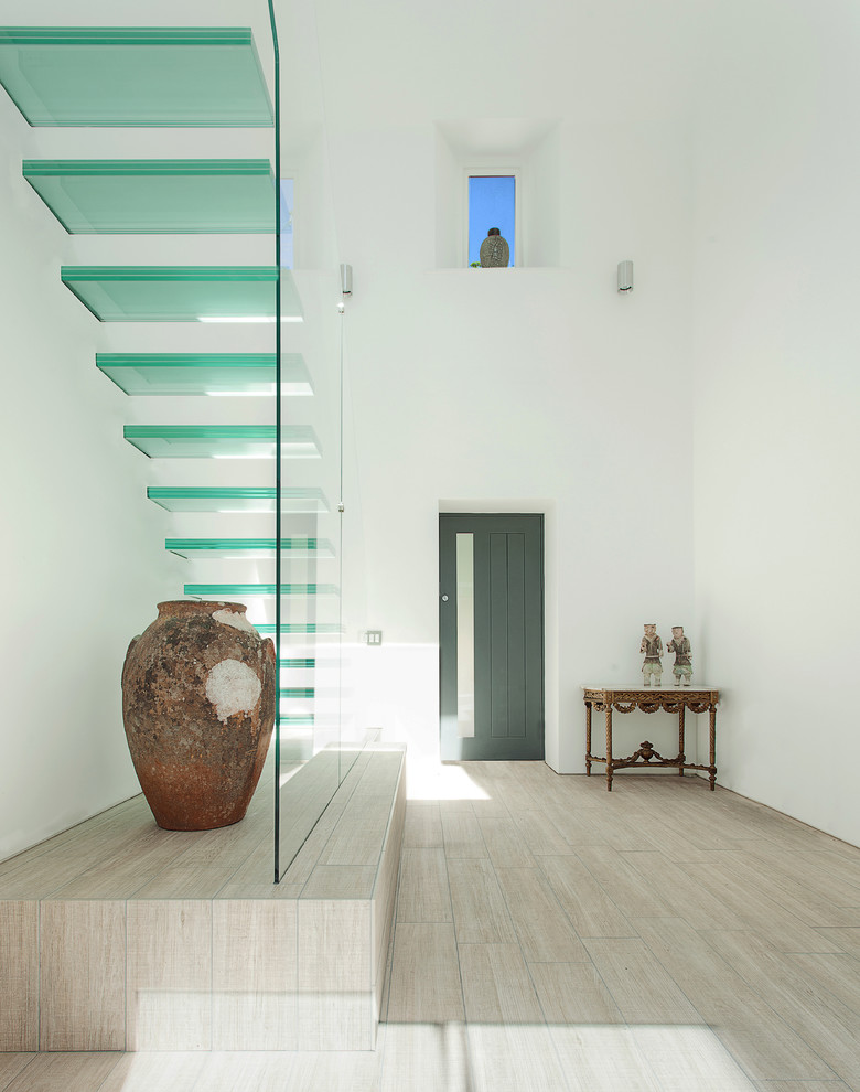 Cette image montre un escalier sans contremarche flottant design avec des marches en verre.