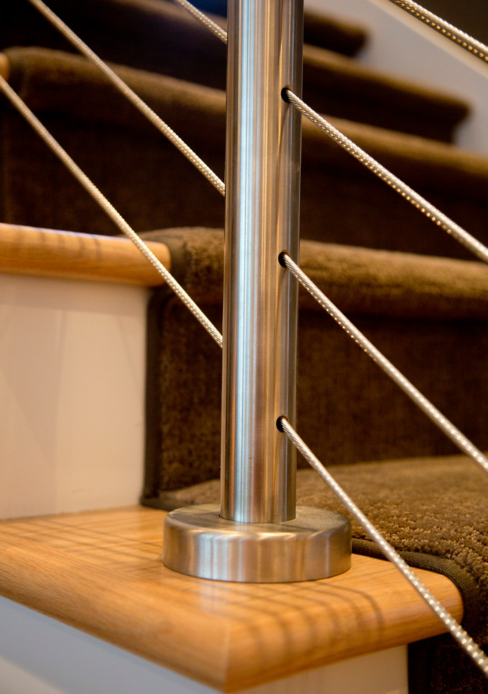 Diseño de escalera en U contemporánea de tamaño medio con escalones de madera y contrahuellas enmoquetadas