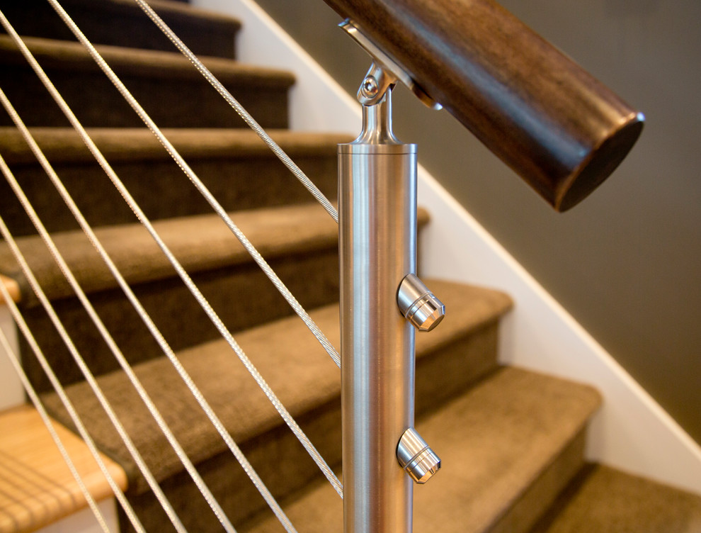Diseño de escalera en U actual de tamaño medio con escalones de madera y contrahuellas enmoquetadas