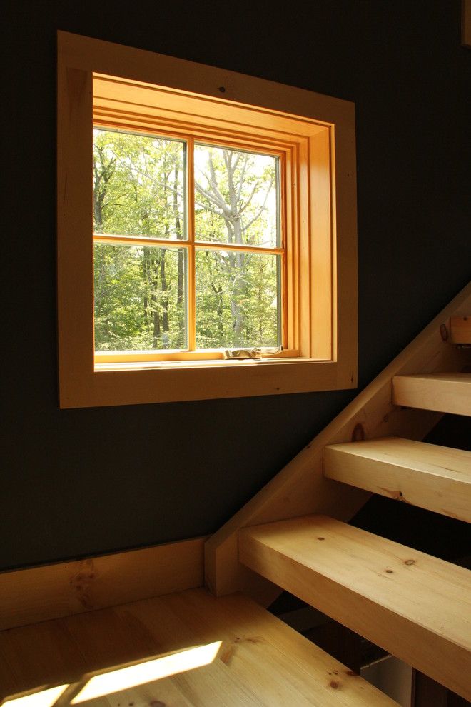 他の地域にある中くらいなラスティックスタイルのおしゃれな折り返し階段 (木の蹴込み板、木材の手すり) の写真
