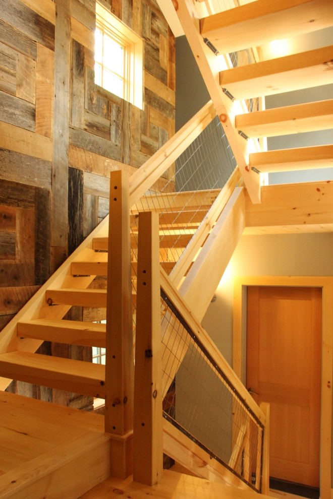 Idee per una scala a "U" stile rurale di medie dimensioni con pedata in legno, alzata in legno e parapetto in legno
