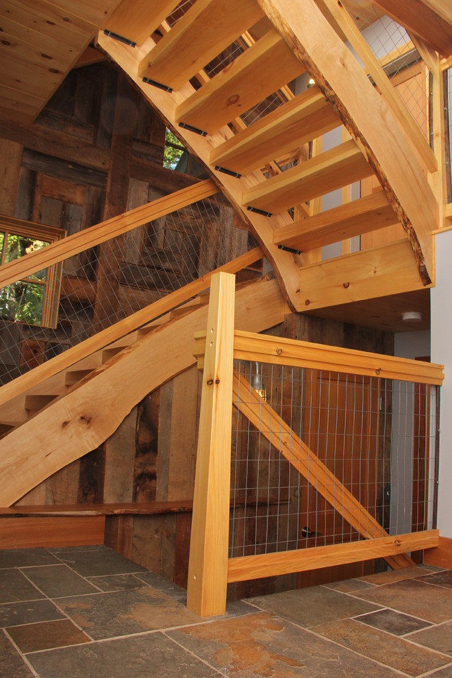 На фото: п-образная деревянная лестница среднего размера в стиле рустика с деревянными ступенями и деревянными перилами