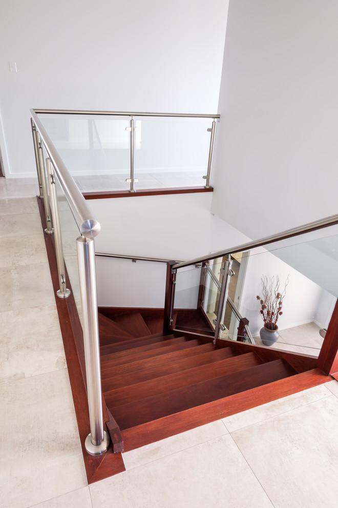 Стильный дизайн: деревянная лестница в современном стиле с деревянными ступенями - последний тренд